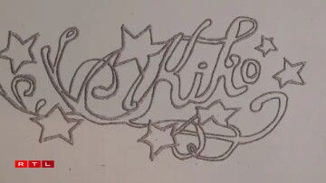 Le tatouage avec l'inscription