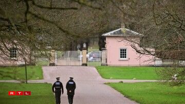 Poliziste bei der Perquisitioun um Terrain vum Schlass Windsor den 20. Februar 2026. Een Dag nodeems de fréiere Prënz Andrew festgeholl gi war.