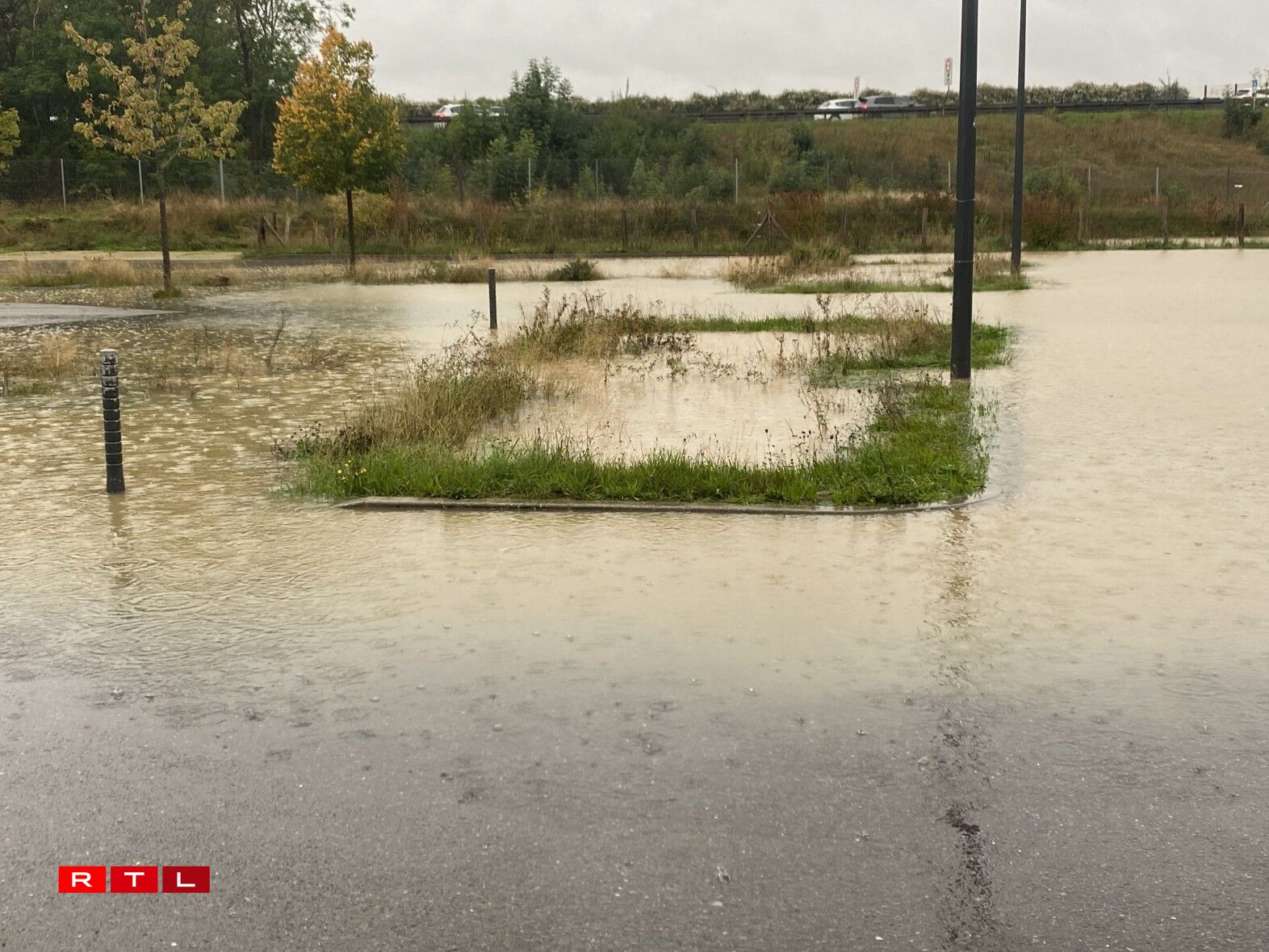 Zu Beetebuerg kritt een op engem Parking vis-à-vis vum Futtballsterrain naass Féiss.