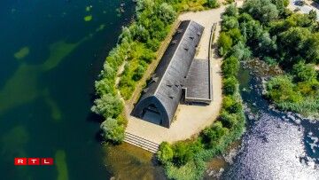 Here a clearer picture of this unique building in the middle of nature.