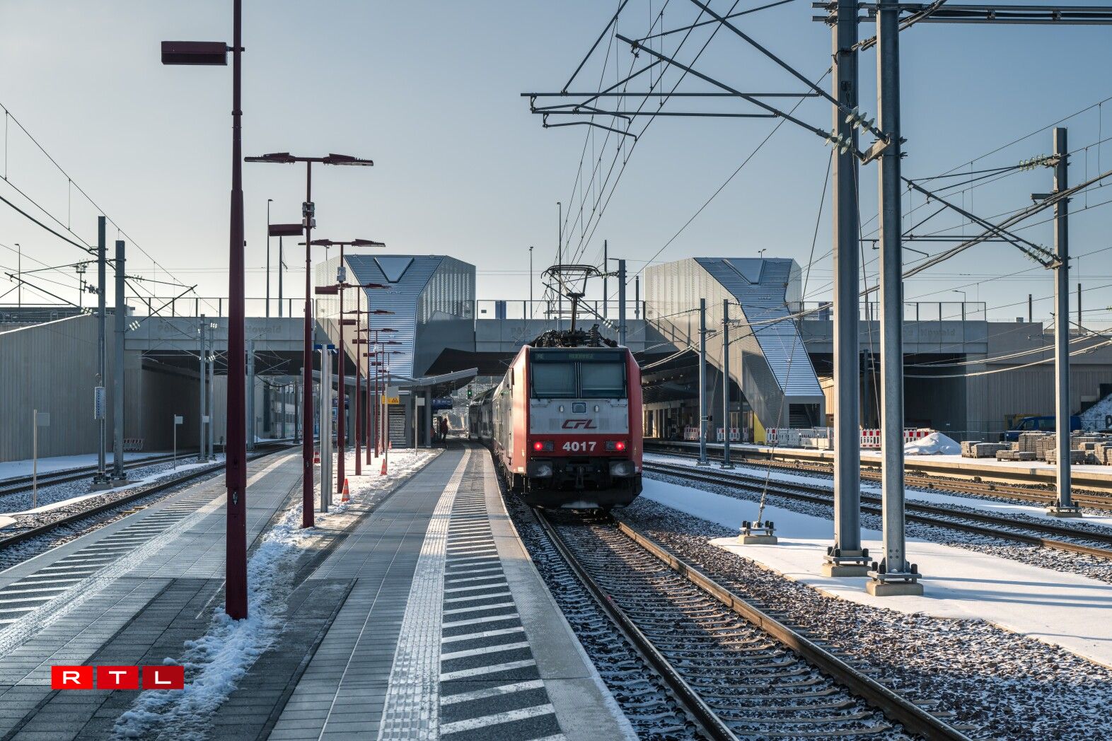 Um Pôle d'échange zu Houwald kommen Zuchspuere bäi.