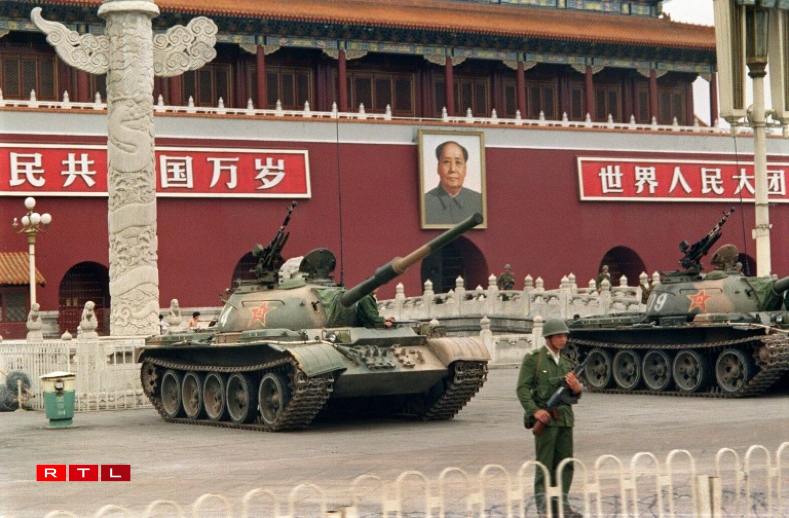 Les chars de l'Armée populaire de libération chinoise en position sur la place Tiananmen, quelques jours après le massacre de la nuit du 4 au 5 juin 1989.