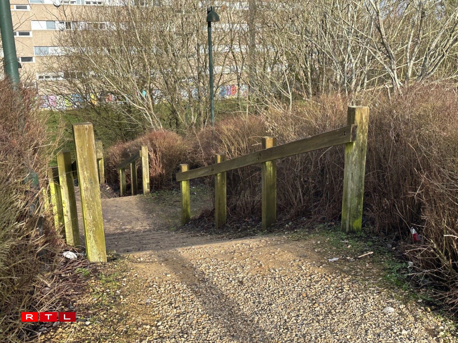 D'Plaz zu Mont-Saint-Martin, wou déi stierflech Iwwerreschter vun engem 70 Joer ale Mann am Februar 2026 fonnt goufen, nodeems hien zanter Dezember 2025 vermësst gi war.