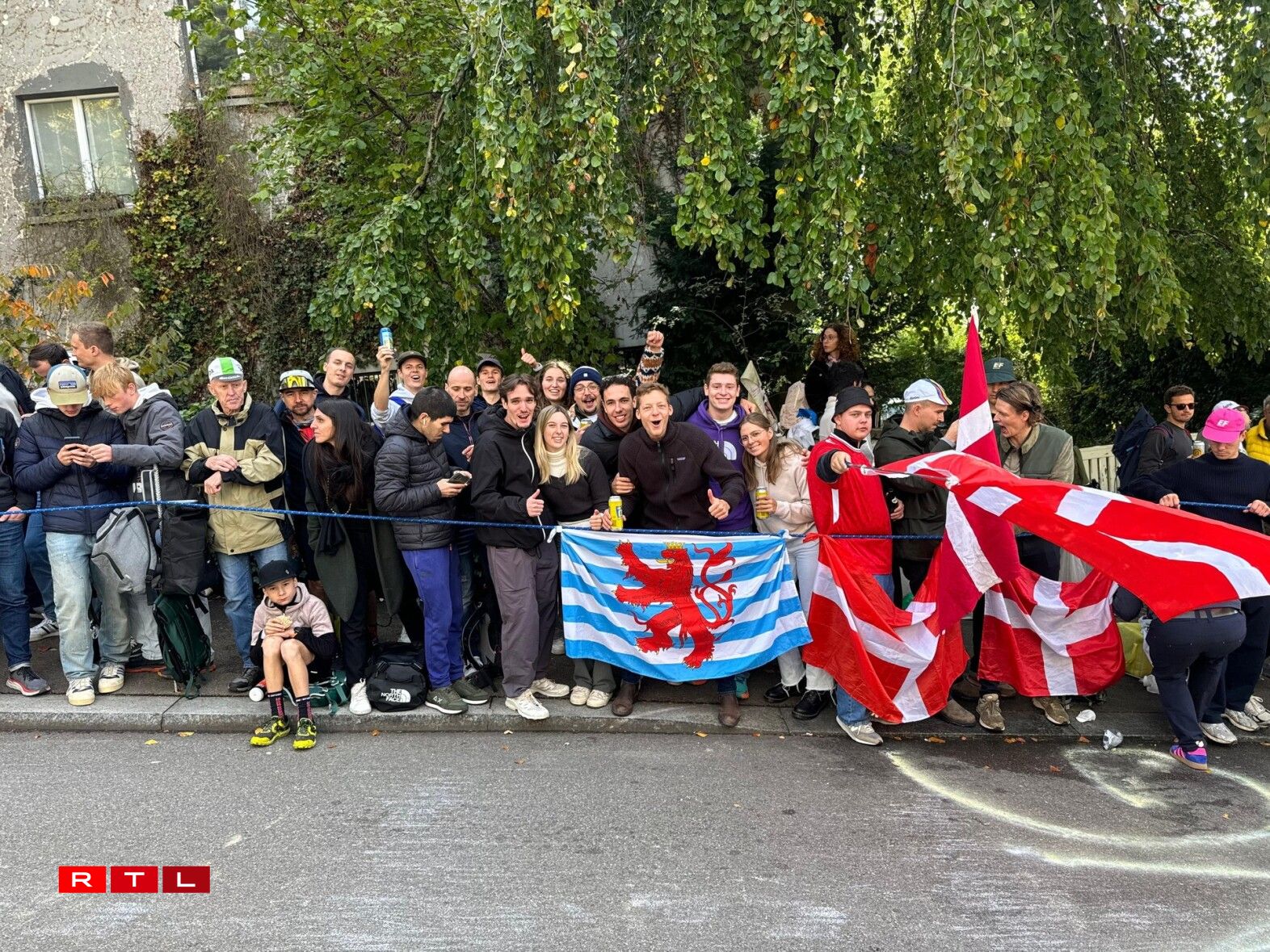 Och eng Partie Lëtzebuerger waren ënnert de Spectateuren, esou hate sech zum Beispill d'Lëtzebuerger Studente vu Fribourg (Friblëtz) mat Lëtzebuerger Studente vun Zürich um Bord vun der Streck Rendez-vous ginn.