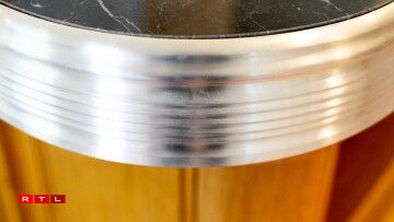 Un comptoir en zinc et marbre