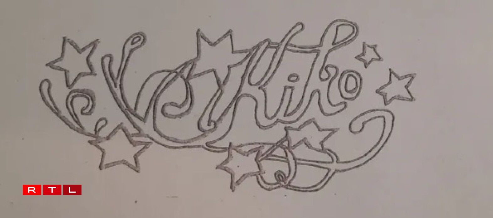 Le tatouage avec l'inscription