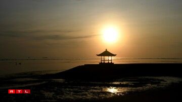 Bali (Indonesien): Pro Dag gëtt et tëscht 8 an 10 Sonnestonnen. Nieft wonnerschéine Stränn kann een och déi vill Tempelen an d'Kultur vum Inselstaat bewonneren.