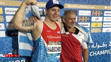 Tom Habscheid félicité par son entraîneur Fernand Heintz.