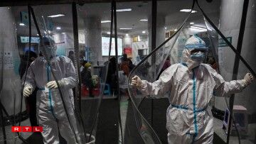 Une photo montrant des soignants en tenue de protection à Wuhan le 25 janvier 2020 (en haut) et le 19 janvier 2021 (en bas).