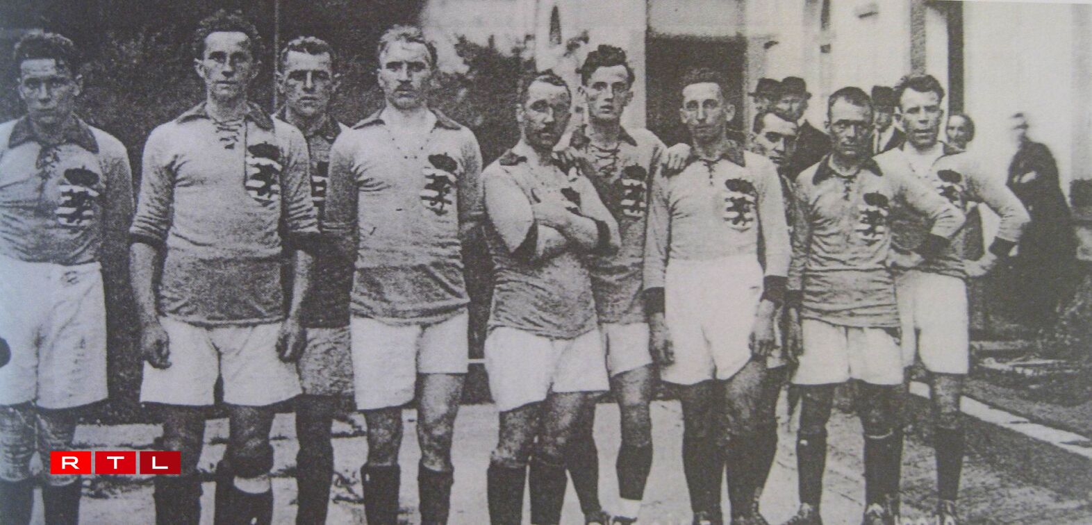 Déi Lëtzebuergesch Futtballnationalekipp bei den olympesche Summerspiller vun 1920. Vu lénks no riets: Jos Koetz, Robert Elter, Émile Hamilius, Thomas Schmit, Michel Ungeheuer, Arthur Leesch, Léon Metzler, Tiny Langers, Camille Schumacher, Jean Massard