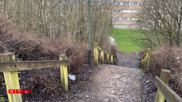 D'Plaz zu Mont-Saint-Martin, wou déi stierflech Iwwerreschter vun engem 70 Joer ale Mann am Februar 2026 fonnt goufen, nodeems hien zanter Dezember 2025 vermësst gi war.