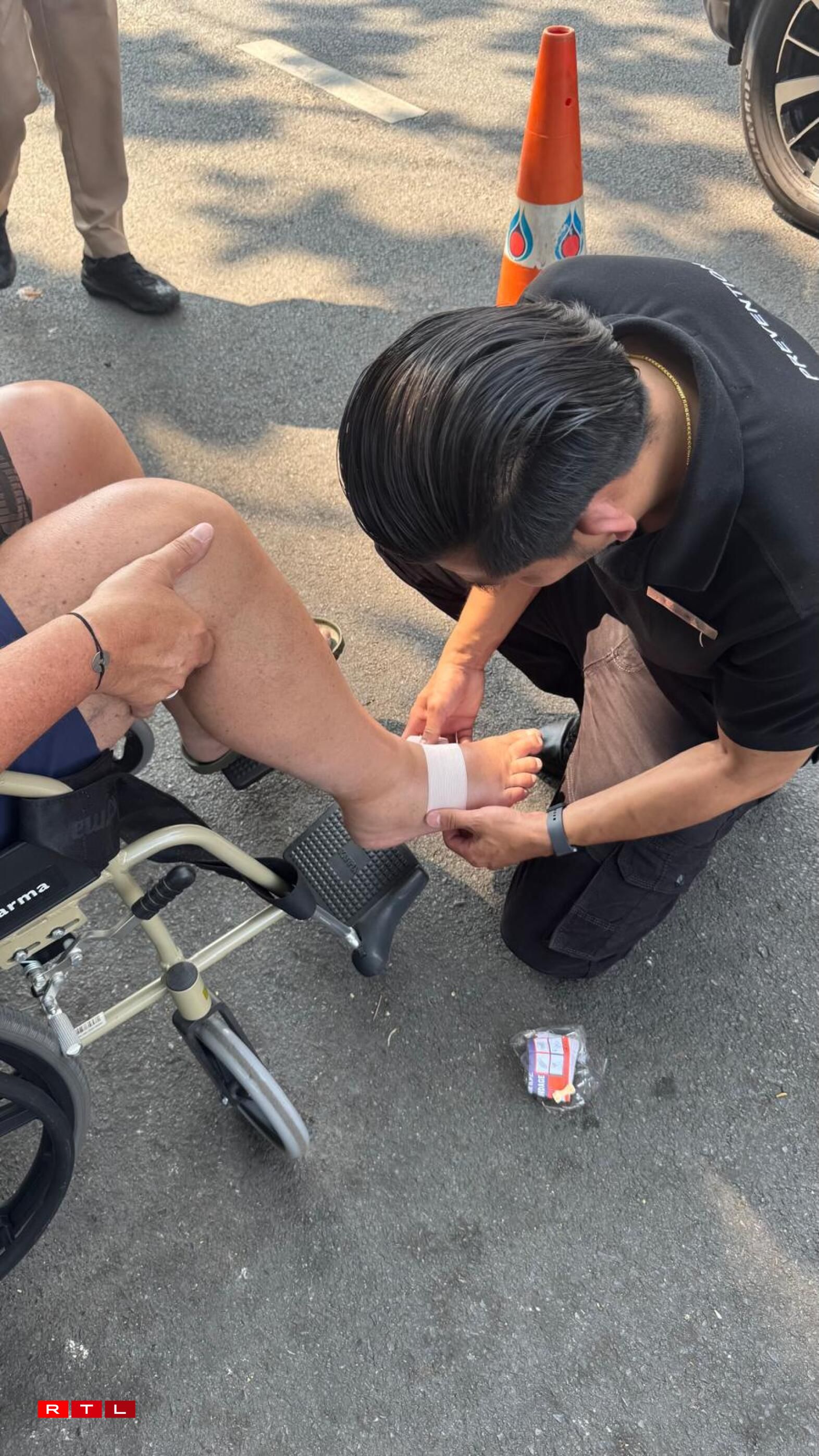 Hei gesäit een, wéi de Fouss vum Mann aus Lëtzebuerg nom Ausbroch vu Panik zu Bangkok nom Äerdbiewen, behandelt gëtt.