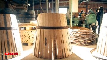 Les douelles sont assemblées en robe et cerclées.