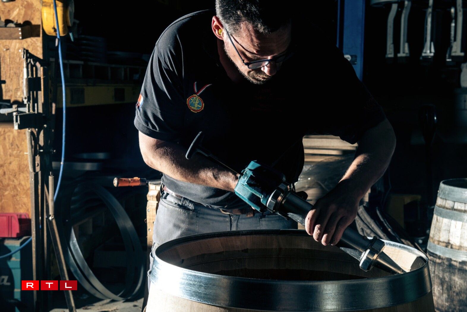 Les fonds sont réalisés à partir de petits merrains, puis sont insérés manuellement dans le jable, qui est la rainure circulaire où le fond sera calé fermement, avant d'être étanchéifié avec un mélange de farine et d'eau.