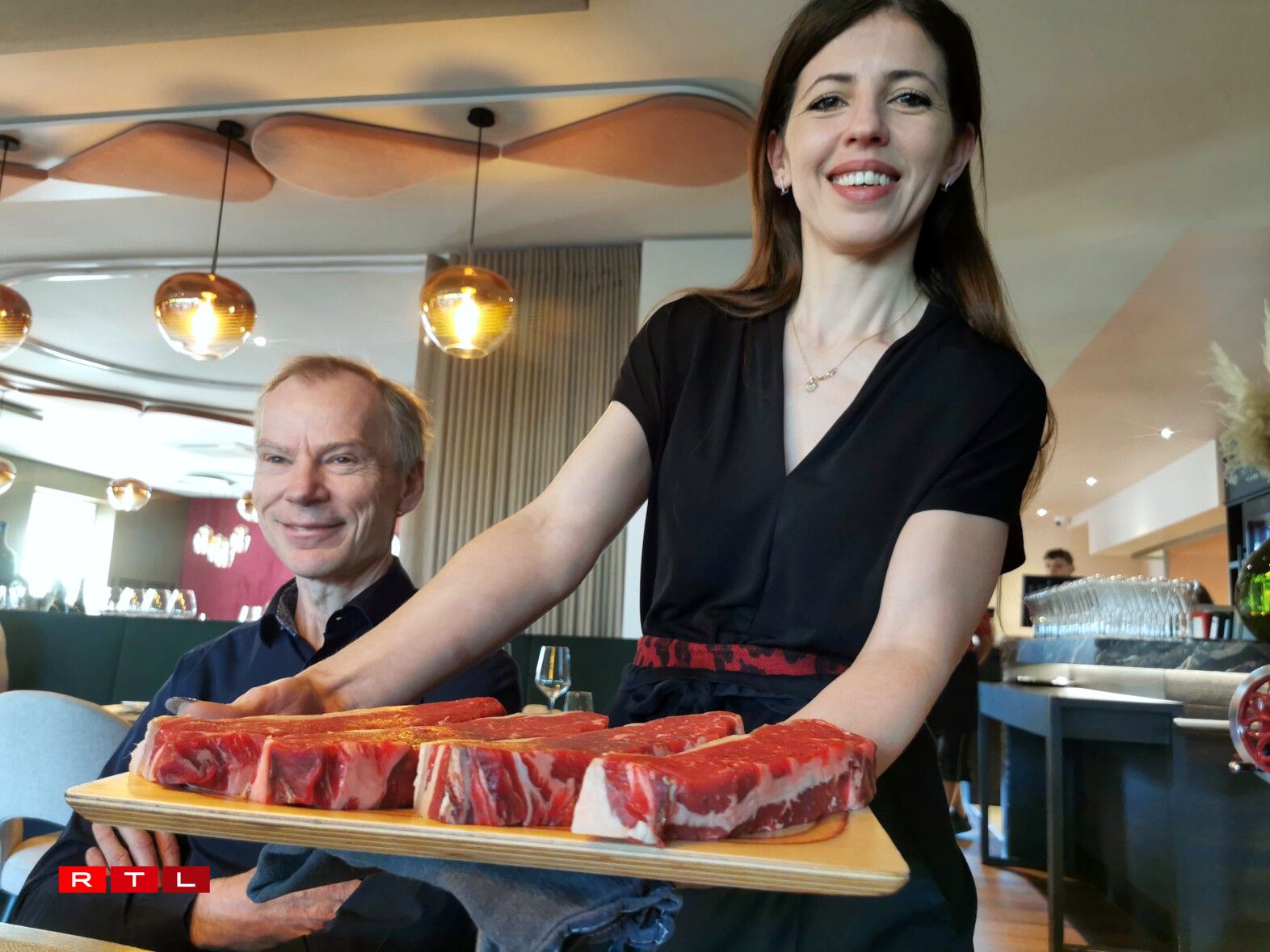 De Raphaël Arcidiacono aux équipes en cuisine et en salle, l'Ultimo mise sur la continuité : plats de saison autour de l'asperge, viandes maturées, cave à vins et cuisine aux influences franco-italiennes marquent ce retour aux sources.