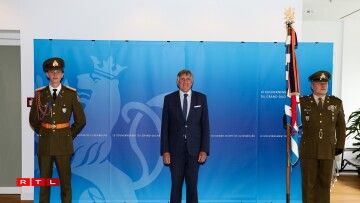 (de g. à dr.) S.A.R. le prince Paul-Louis de Nassau ; François Bausch, ministre de la Défense ; adjudant-major Paul Reiser, adjudant de corps de l'armée