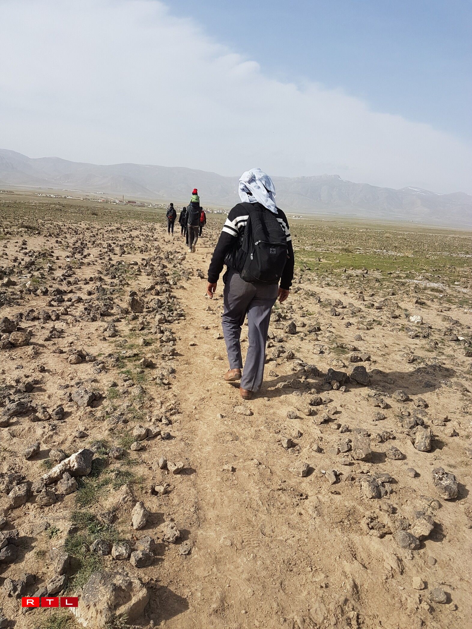 Les marches interminables, le quotidien de tous les migrants tentant de rallier l'Europe. Ici la famille de Bushra voyage avec d'autres familles à la recherche d'un pays sûr