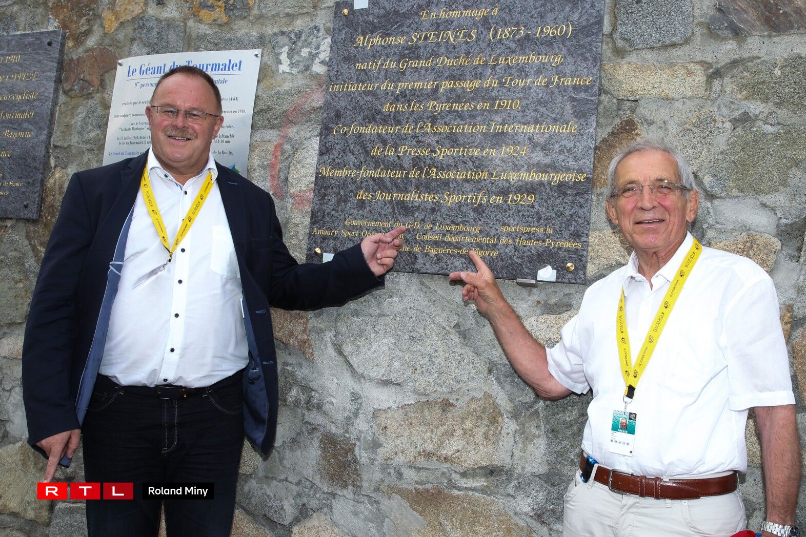 De Petz Lahure, President vu sportspress.lu, de 26. Juli 2018 um Col du Tourmalet bei der Aweiung vun der Plaquette an Erënnerung un den Alphonse Steines, Pionéier vum Lëtzebuerger Sportjournalismus.
